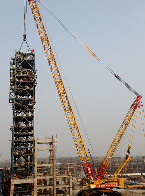 履帶吊在武漢建設(shè)80萬噸乙烯項目