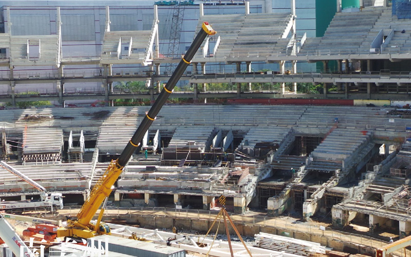 汽車起重機在巴西圣保羅參與世界杯足球場館建設(shè)