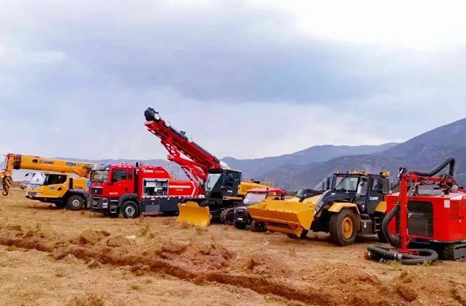 徐工參與空地聯(lián)合營救滅火、“孤島”救援、堰塞湖險(xiǎn)情處置等實(shí)戰(zhàn)演練。