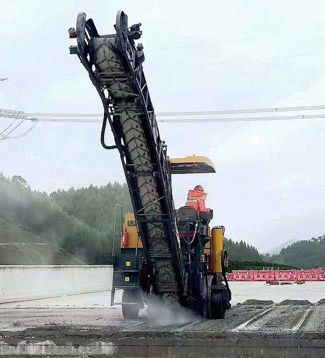 靠譜！徐工銑刨機(jī)化身“護(hù)路使者”助力巴平高速建設(shè)！