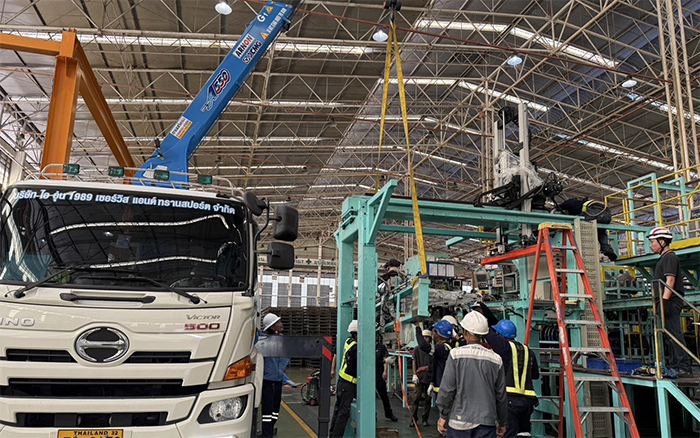 隨車吊界 “卷王” 現(xiàn)身東南亞廠房，一機(jī)頂十臺(tái)