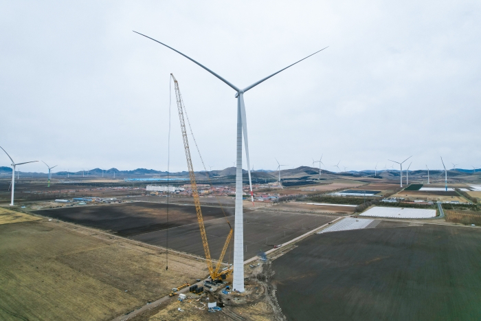 高空之巔，再鑄榮光！XLC18000M助力大型風(fēng)電場首臺185米風(fēng)機(jī)成功吊裝