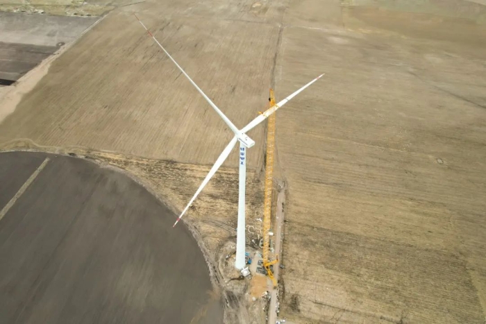 高空之巔，再鑄榮光！XLC18000M助力大型風(fēng)電場首臺185米風(fēng)機(jī)成功吊裝