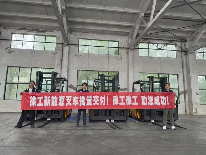 品質(zhì)與服務(wù)共拓市場新局！徐工孔雀叉車賦能冶金行業(yè)