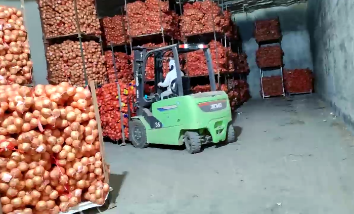 徐工鯤鵬系列新能源叉車，為食品冷庫工廠注入綠色動(dòng)能