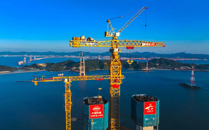 246.3米封頂！這座世界級跨海大橋“徐工造”