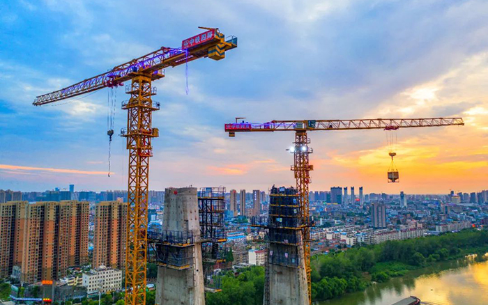 雙塔封頂 搭起國內(nèi)市政最寬鋼箱梁橋