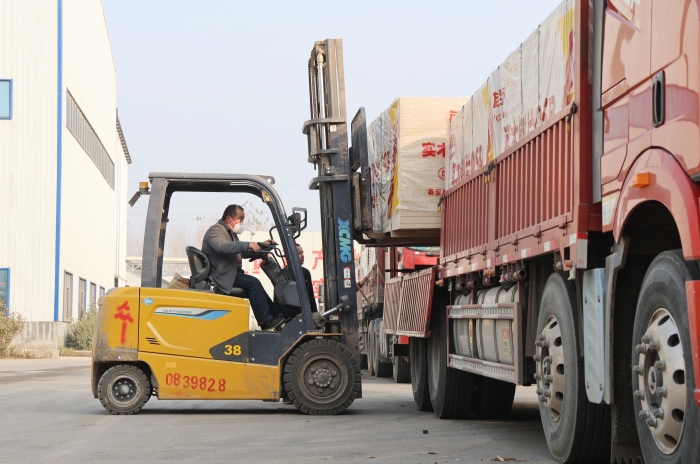 硬核實力賦能生產(chǎn)！徐工叉車批量進駐菏澤板材廠顯身手