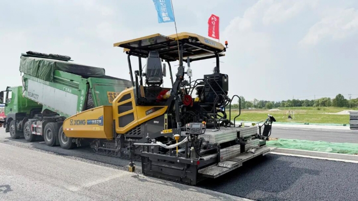 瀝青智造再升級(jí)！無(wú)人攤鋪技術(shù)助力常熟昆承路瀝青路面智能建造