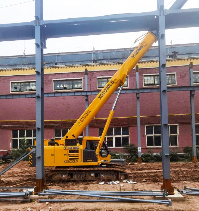 擎臂破泥濘，穩(wěn)力定乾坤！XGTC30L5攻堅(jiān)泥沼鋼結(jié)構(gòu)吊裝