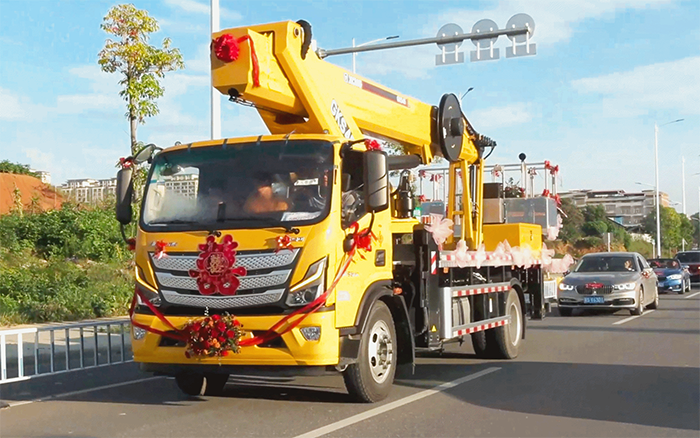 婚車新物種！徐工高空作業(yè)車見證“硬核浪漫”