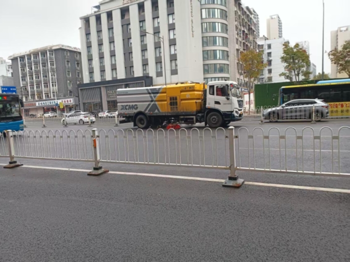 六年品質(zhì)見證硬核實(shí)力，徐工18噸洗掃車獲當(dāng)?shù)乜蛻酎c(diǎn)贊！