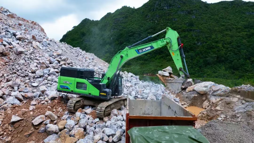 廣西“石料大戶”親測：徐工XE380EV電挖，年省六七成！
