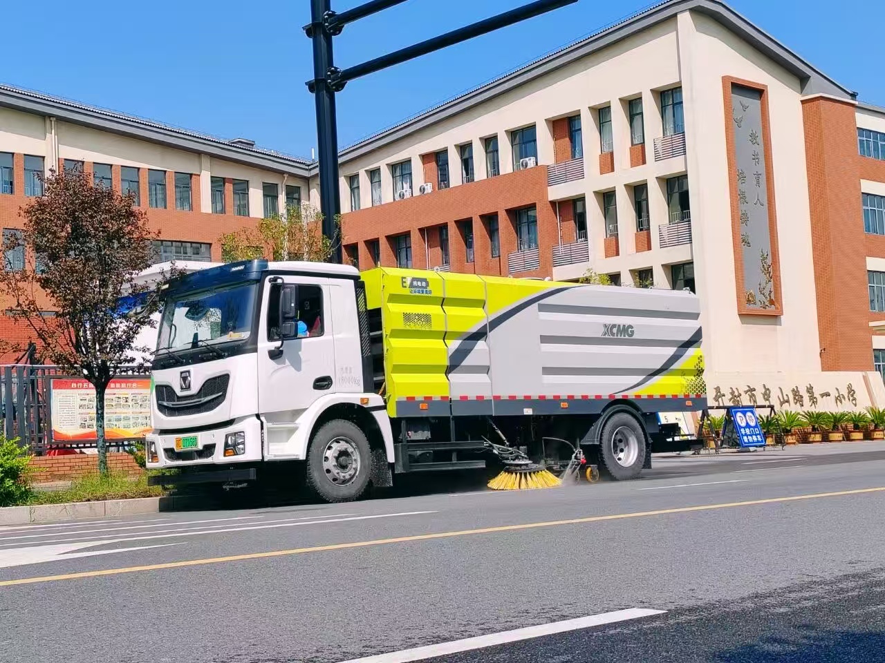 徐工洗掃車“硬核出擊”，開封中山路煥新升級(jí)