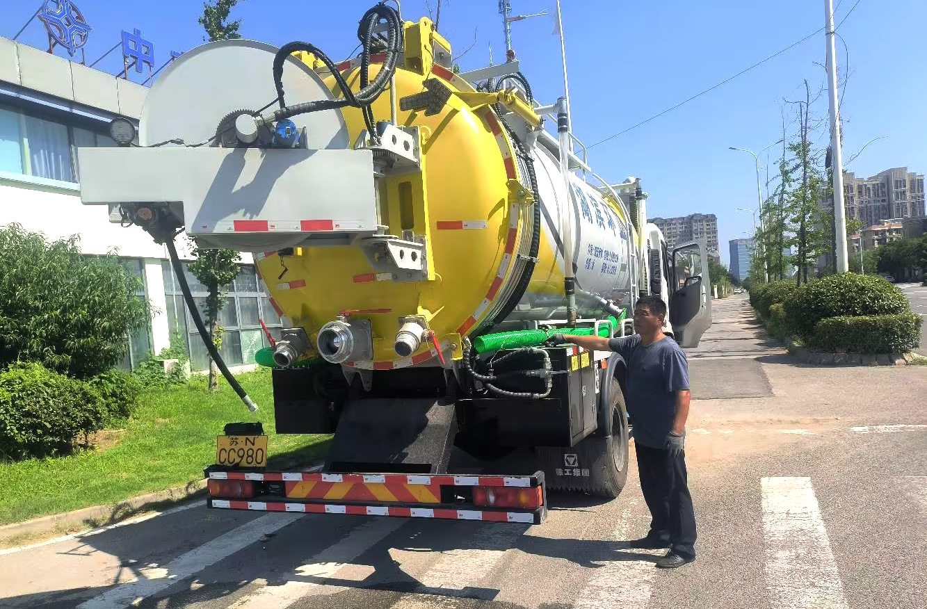 徐工吸污車保障江蘇宿遷城市管網(wǎng)安全高效運(yùn)行