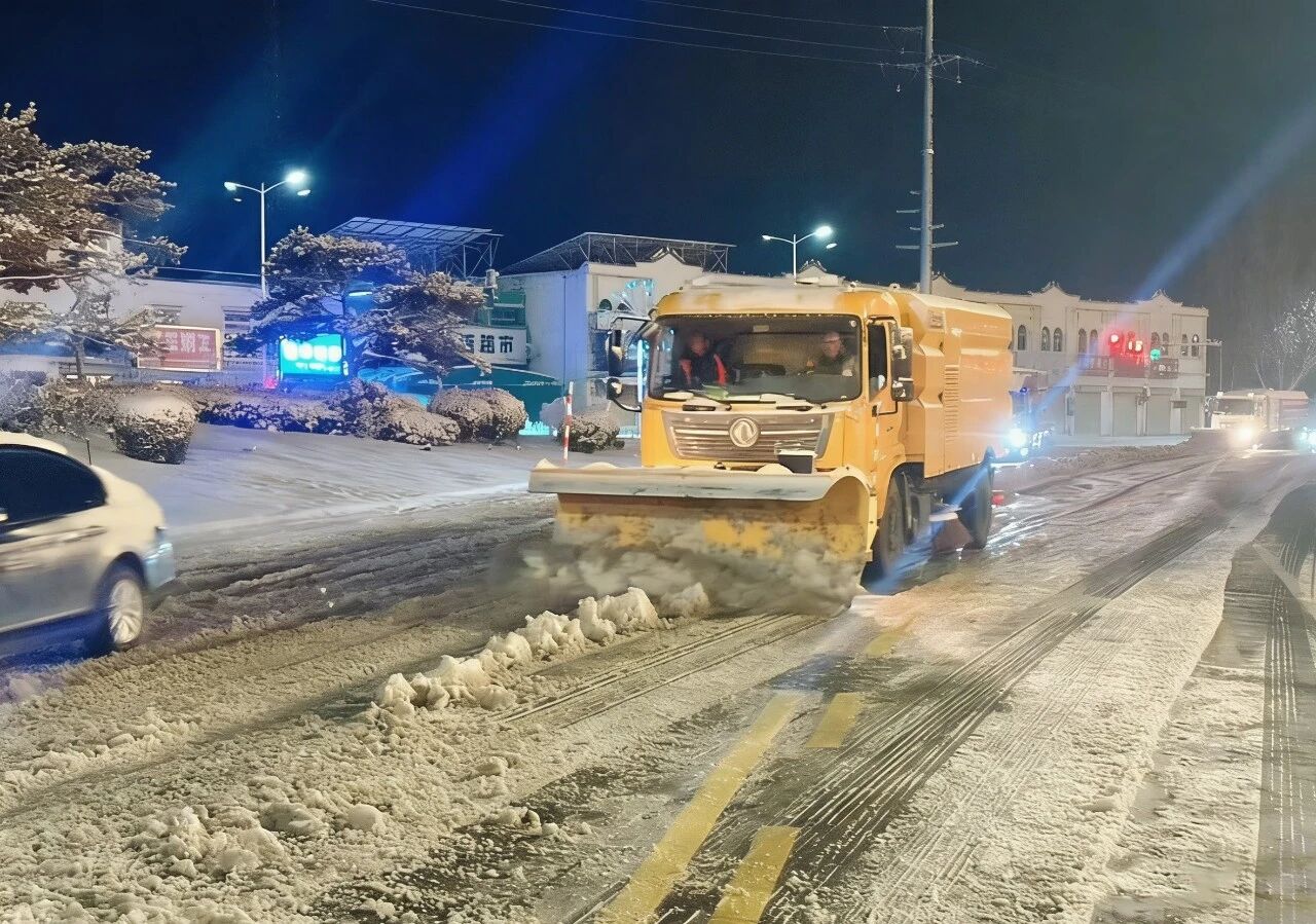 18小時(shí)連軸轉(zhuǎn)！徐工除雪設(shè)備硬核出擊保通暢